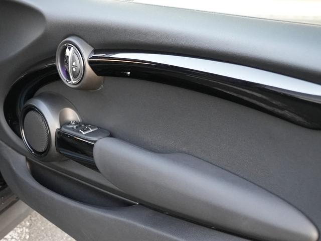 ＭＩＮＩ クーパーＳＤ　ＬＣＩモデル　インテリジェントセーフティ軽減ブレーキＡＣＣ　純正ナビＢｌｕｅｔｏｏｔｈバックカメラＭＩＮＩドライビングＭＯＤＥ　ＪＣＷステアリング　コンフォートアクセス　アンビエントライト前後ＰＤＣ（19枚目）