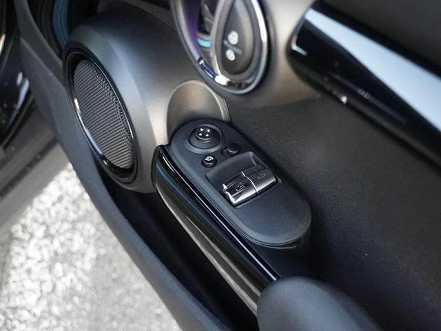 ＭＩＮＩ クーパーＳＤ　ＬＣＩモデル　インテリジェントセーフティ軽減ブレーキＡＣＣ　純正ナビＢｌｕｅｔｏｏｔｈバックカメラＭＩＮＩドライビングＭＯＤＥ　ＪＣＷステアリング　コンフォートアクセス　アンビエントライト前後ＰＤＣ（20枚目）