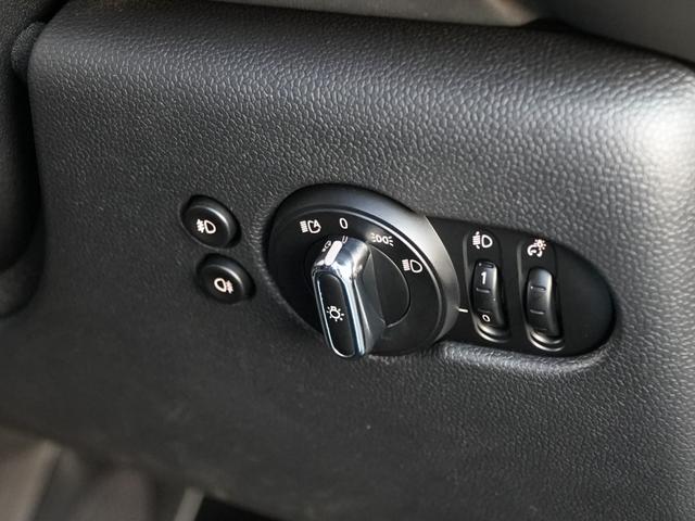 ＭＩＮＩ クーパーＳＤ　ＬＣＩモデル　インテリジェントセーフティ軽減ブレーキＡＣＣ　純正ナビＢｌｕｅｔｏｏｔｈバックカメラＭＩＮＩドライビングＭＯＤＥ　ＪＣＷステアリング　コンフォートアクセス　アンビエントライト前後ＰＤＣ（21枚目）