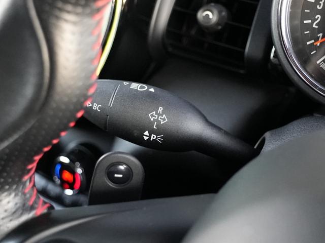 ＭＩＮＩ クーパーＳＤ　ＬＣＩモデル　インテリジェントセーフティ軽減ブレーキＡＣＣ　純正ナビＢｌｕｅｔｏｏｔｈバックカメラＭＩＮＩドライビングＭＯＤＥ　ＪＣＷステアリング　コンフォートアクセス　アンビエントライト前後ＰＤＣ（24枚目）