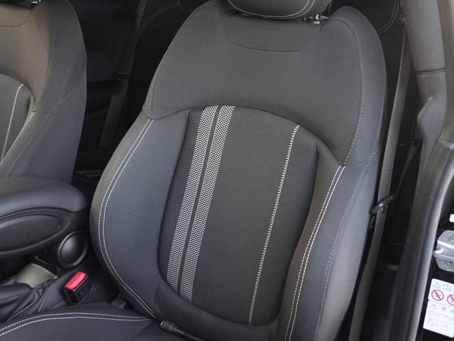 ＭＩＮＩ クーパーＳＤ　ＬＣＩモデル　インテリジェントセーフティ軽減ブレーキＡＣＣ　純正ナビＢｌｕｅｔｏｏｔｈバックカメラＭＩＮＩドライビングＭＯＤＥ　ＪＣＷステアリング　コンフォートアクセス　アンビエントライト前後ＰＤＣ（31枚目）