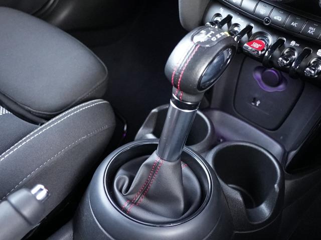 ＭＩＮＩ クーパーＳＤ　ＬＣＩモデル　インテリジェントセーフティ軽減ブレーキＡＣＣ　純正ナビＢｌｕｅｔｏｏｔｈバックカメラＭＩＮＩドライビングＭＯＤＥ　ＪＣＷステアリング　コンフォートアクセス　アンビエントライト前後ＰＤＣ（33枚目）