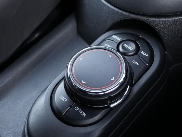 ＭＩＮＩ クーパーＳＤ　ＬＣＩモデル　インテリジェントセーフティ軽減ブレーキＡＣＣ　純正ナビＢｌｕｅｔｏｏｔｈバックカメラＭＩＮＩドライビングＭＯＤＥ　ＪＣＷステアリング　コンフォートアクセス　アンビエントライト前後ＰＤＣ（34枚目）