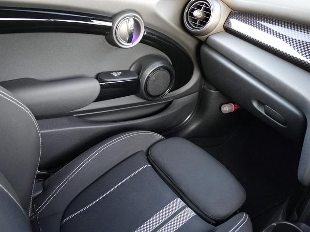 ＭＩＮＩ クーパーＳＤ　ＬＣＩモデル　インテリジェントセーフティ軽減ブレーキＡＣＣ　純正ナビＢｌｕｅｔｏｏｔｈバックカメラＭＩＮＩドライビングＭＯＤＥ　ＪＣＷステアリング　コンフォートアクセス　アンビエントライト前後ＰＤＣ（35枚目）