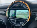 ＭＩＮＩ クーパー　ＬＣＩモデルＭＩＮＩドライビングアシストＡＣＣブラックレザーシート　シートヒーター　バックカメラ社外インターフェースフルセグＴＶ　ドライブレコーダー　ブラックアクセントトリム　アンビエントライト（7枚目）