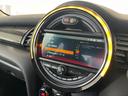 ＭＩＮＩ クーパー　ＬＣＩモデルＭＩＮＩドライビングアシストＡＣＣブラックレザーシート　シートヒーター　バックカメラ社外インターフェースフルセグＴＶ　ドライブレコーダー　ブラックアクセントトリム　アンビエントライト（8枚目）