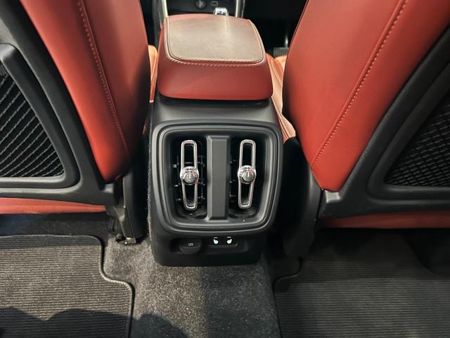 ＸＣ４０ Ｔ４　ＡＷＤ　インスクリプション　ＡＣＣ　コーナーセンサー　レーンキープアシスト　オートライト　ステアリングヒーター　ＥＴＣ　Ｂｌｕｅｔｏｏｔｈ　パワーシート　シートヒーター　レザーシート（45枚目）