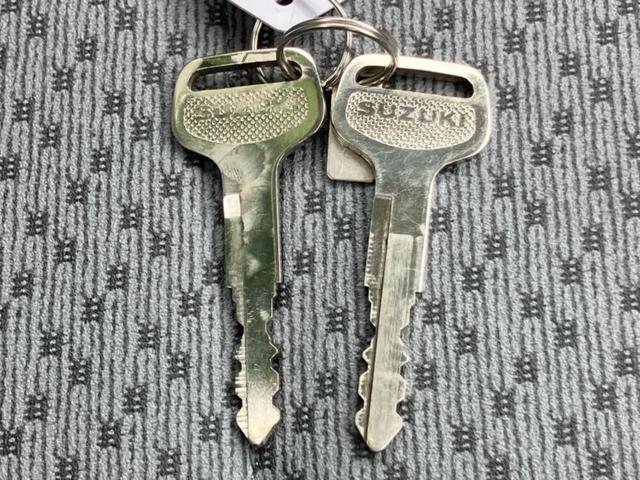 キャリイトラック 4WD KC 新品タイヤ/保証書/セーフティサポート(スズキ)/アイドリングストップ/エアバッグ 運転席/エアバッグ 助手席/衝突安全ボディ/オートライト/マニュアルエアコン/取扱説明書/ユーザー買取車 4WD(18枚目)