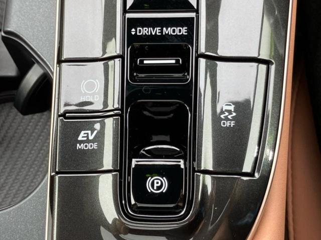 クラウンスポーツ ４ＷＤ　Ｚ　ガラスルーフ／モデリスタエアロ／保証書／ディスプレイオーディオ＋ナビ１２．３インチ／デジタルインナーミラー／トヨタセーフティセンス／シートヒーター／全方位モニター／車線逸脱防止支援システム　革シート（35枚目）