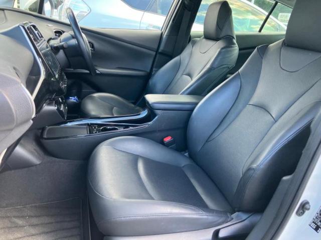 プリウス ４ＷＤ　Ａプレミアム　新品タイヤ／保証書／純正　９インチ　ＳＤナビ／衝突安全装置／シートヒーター　前席／パノラミックビューモニター／車線逸脱防止支援システム／シート　フルレザー／パーキングアシスト　バックガイド　革シート（6枚目）