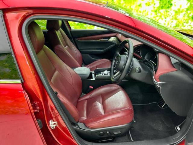 ＭＡＺＤＡ３ファストバック ２０Ｓバーガンディセレクション　エアロ／ＢＯＳＥ／保証書／純正　ＳＤナビ／衝突安全装置／シートヒーター／全方位モニター／車線逸脱防止支援システム／シート　フルレザー／ドライブレコーダー　純正／ヘッドランプ　ＬＥＤ　革シート　禁煙車（4枚目）