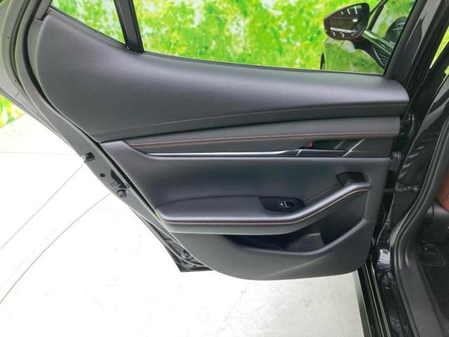 ＭＡＺＤＡ３ファストバック １５Ｓレトロスポーツエディション　ＢＯＳＥ／純正　１１．６インチ　ＳＤナビ／アイアクティブセンス（マツダ）／シートヒーター　前席／全方位モニター／車線逸脱防止支援システム／シート　ハーフレザー　衝突被害軽減システム　全周囲カメラ（7枚目）
