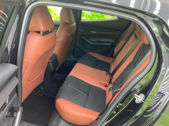 ＭＡＺＤＡ３ファストバック １５Ｓレトロスポーツエディション　ＢＯＳＥ／純正　１１．６インチ　ＳＤナビ／アイアクティブセンス（マツダ）／シートヒーター　前席／全方位モニター／車線逸脱防止支援システム／シート　ハーフレザー　衝突被害軽減システム　全周囲カメラ（22枚目）