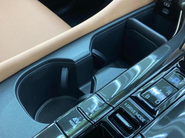 クラウンスポーツ ４ＷＤ　Ｚ　ガラスルーフ／保証書／純正　ＳＤナビ／デジタルインナーミラー／トヨタセーフティセンス／シートエアコン／全方位モニター／車線逸脱防止支援システム／シート　フルレザー／電動バックドア　革シート　電動シート（41枚目）