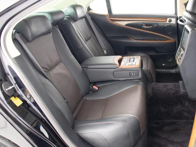 ＬＳ ＬＳ６００ｈＬ　エグゼクティブパッケージ　（５人乗り）（ロングモデル）（サンルーフ）（マークレビンソン）（リアエンター）（ドライバーモニター）（レーダークルーズ）（プリクラッシュ）（ＢＳＭ）（クリアランスソナー）（オットマン）（冷暖房シート）（26枚目）