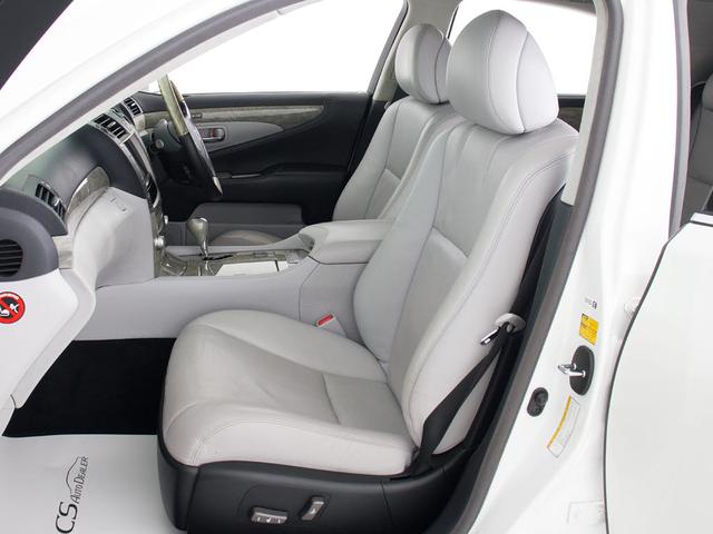 ＬＳ ＬＳ６００ｈ　バージョンＵ　Ｉパッケージ　（サンルーフ）（クリアランスソナー）（白本革）（レーダークルーズ）（プリクラッシュ）（パワートランク）（ＬＥＤヘッドライト）（後席ＶＩＰ仕様）（冷暖房シート）（ＨＤＤマルチナビ）（Ｂｌｕｅｔｏｏｔｈ）（22枚目）