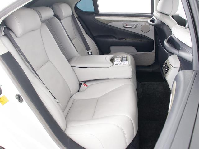 ＬＳ ＬＳ６００ｈ　バージョンＵ　Ｉパッケージ　（サンルーフ）（クリアランスソナー）（白本革）（レーダークルーズ）（プリクラッシュ）（パワートランク）（ＬＥＤヘッドライト）（後席ＶＩＰ仕様）（冷暖房シート）（ＨＤＤマルチナビ）（Ｂｌｕｅｔｏｏｔｈ）（23枚目）