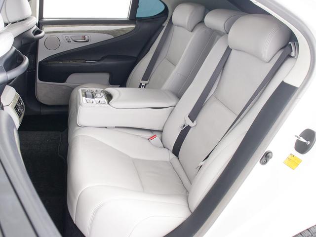 ＬＳ ＬＳ６００ｈ　バージョンＵ　Ｉパッケージ　（サンルーフ）（クリアランスソナー）（白本革）（レーダークルーズ）（プリクラッシュ）（パワートランク）（ＬＥＤヘッドライト）（後席ＶＩＰ仕様）（冷暖房シート）（ＨＤＤマルチナビ）（Ｂｌｕｅｔｏｏｔｈ）（24枚目）