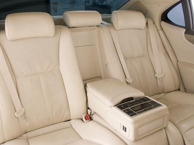LS LS600hL エグゼクティブパッケージ (5人乗り)(マークレビンソン)(リアエンター)(メローホワイトレザー)(Fスポーツ仕様バンパー)(20インチAW)(ドライバーモニター)(レーダークルーズ)(プリクラッシュ)(LKA)(BSM)(32枚目)