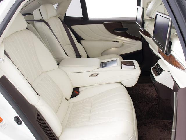 LS LS500h エグゼクティブ (サンルーフ)(マークレビンソン)(リアエンター)(白本革)(モデリスタエアロ)(パノラミックビュー)(セーフティシステム+A)(全画面SDナビ)(BSM)(HUD)(後席VIP仕様)(LEDライト)(31枚目)