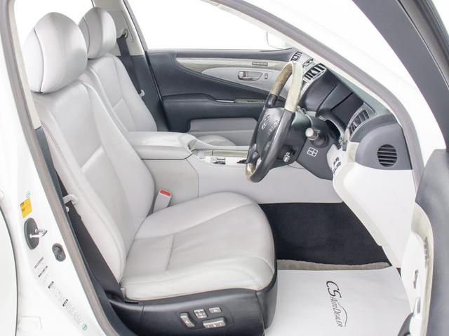 LS LS600h バージョンS Iパッケージ (整備点検記録簿12枚)(サンルーフ)(ライトグレー本革)(レーダークルーズ)(プリクラッシュ)(クリアランスソナー)(LEDヘッドライト)(19インチアルミホイール)(電動トランク)(冷暖房シート)(22枚目)