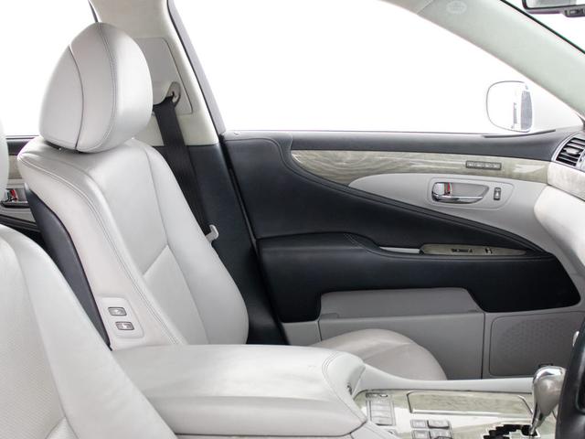 LS LS600h バージョンS Iパッケージ (整備点検記録簿12枚)(サンルーフ)(ライトグレー本革)(レーダークルーズ)(プリクラッシュ)(クリアランスソナー)(LEDヘッドライト)(19インチアルミホイール)(電動トランク)(冷暖房シート)(26枚目)