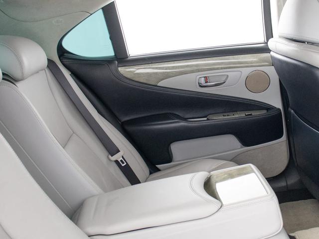 LS LS600h バージョンS Iパッケージ (整備点検記録簿12枚)(サンルーフ)(ライトグレー本革)(レーダークルーズ)(プリクラッシュ)(クリアランスソナー)(LEDヘッドライト)(19インチアルミホイール)(電動トランク)(冷暖房シート)(27枚目)
