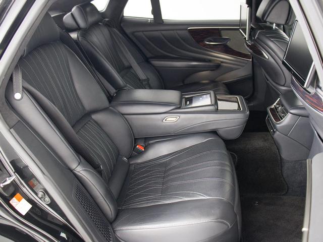 LS LS500h エグゼクティブ (禁煙車)(ワンオーナー)(点検記録簿16枚)(マークレビンソン)(リアエンター)(全周囲カメラ)(セーフティシステム+A)(BSM)(障害物センサー)(黒革)(オットマン)(後席コントロールパネル)(33枚目)