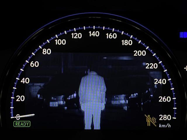 稀少オプション！ナイトビュー！近赤外線を照射して歩行者などの姿をディスプレイに投影することで、視認が難しい対象を確認しやすくし、夜間走行時の安全性を高めます！