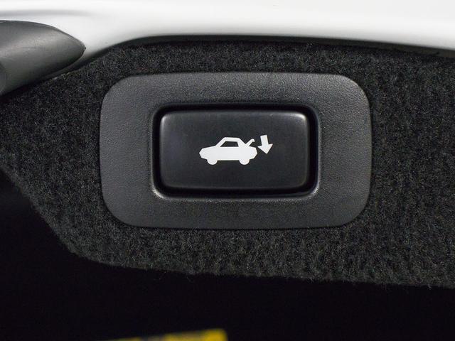 トランクが狭いと思っておりませんか？実際は大容量トランクです！旅行等の長距離ドライブも快適です！また、屋根付きスペースを完備しておりますので、夜間でも、雨でも雪の日だってゆっくりご覧頂けます。