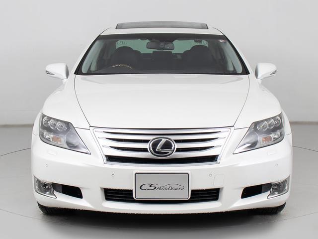 禁煙車です！室内は嫌なニオイも無く、すごく綺麗な状態です！禁煙車・・特にセダンタイプのお車では少ないですよね！！タバコのニオイが苦手なお客様必見です！快適にご乗車頂けます！！