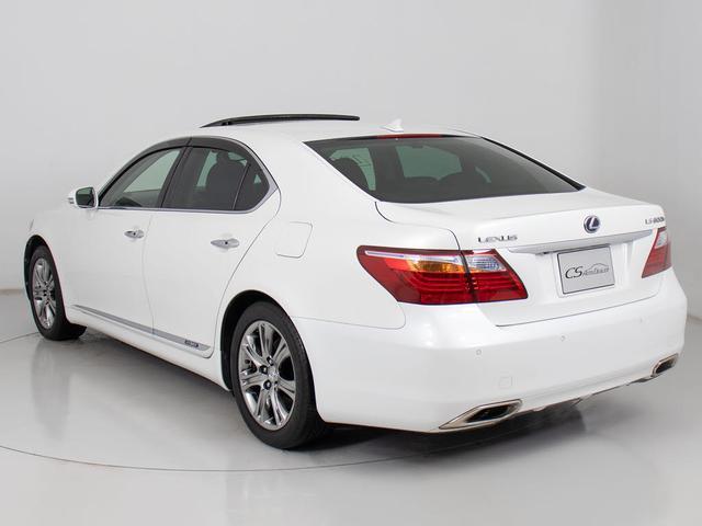 個性的なリアビューで御座います。精悍な佇まいは高級車ならではです。