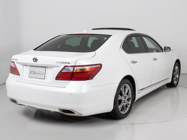 個性的なリアビューで御座います。精悍な佇まいは高級車ならではです。