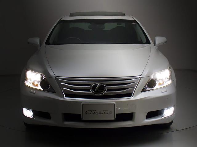 フロントビューの存在感をご覧ください！！ヘッドライトは視界良好のライト、さらにフォグライト搭載。デザイン性も高いのが特権です。