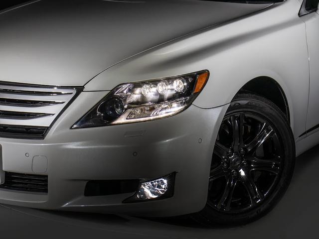 フロントビューの存在感をご覧ください！！ヘッドライトは視界良好のライト、さらにフォグライト搭載。デザイン性も高いのが特権です。