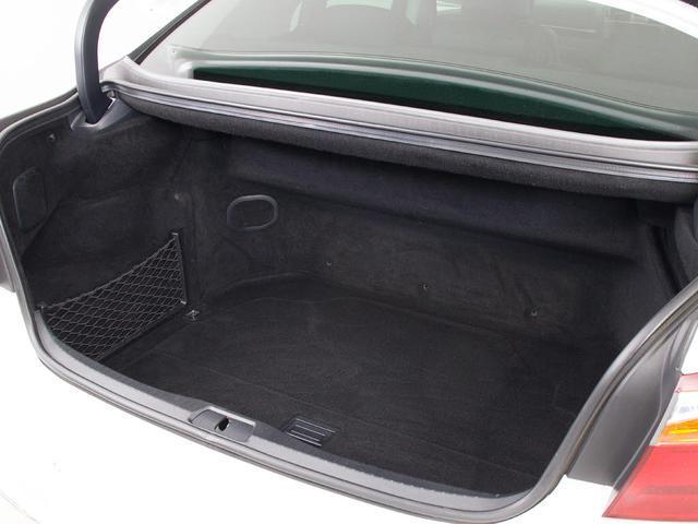 トランクが狭いと思っておりませんか？実際は大容量トランクです！旅行等の長距離ドライブも快適です！また、屋根付きスペースを完備しておりますので、夜間でも、雨でも雪の日だってゆっくりご覧頂けます。