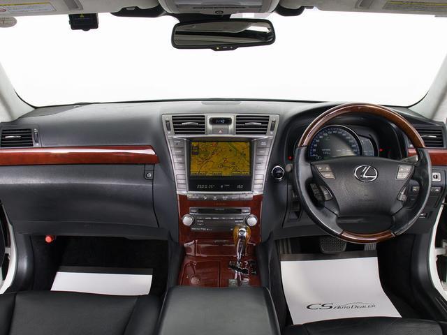 禁煙車です！室内は嫌なニオイも無く、すごく綺麗な状態です！禁煙車・・特にセダンタイプのお車では少ないですよね！！タバコのニオイが苦手なお客様必見です！快適にご乗車頂けます！！