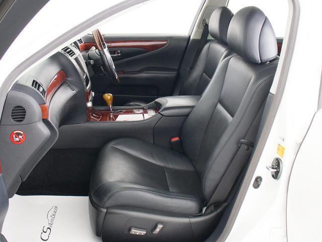 ★快適エアシート＆シートヒーターを装備しています！高級車ならではの装備です！シートが暖まる機能！シートから冷風が出る機能！どちらも付いています！！寒い冬も、暑い夏も快適にご乗車頂けますよ！！