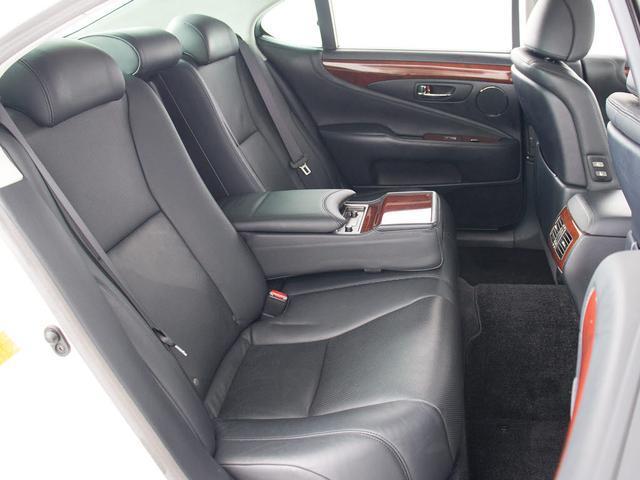 赤革、茶革、黒革、白革、黒×赤コンビ革・・・お好みの色で新品本革シートを作成できます！オリジナル本革でカーライフを満喫はいかがでしょうか？ご興味ある方は、デザイン等含め当社までお問い合わせください！