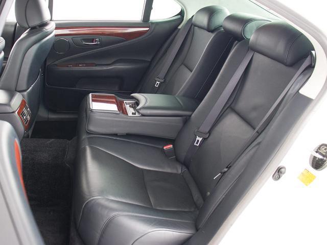 赤革、茶革、黒革、白革、黒×赤コンビ革・・・お好みの色で新品本革シートを作成できます！オリジナル本革でカーライフを満喫はいかがでしょうか？ご興味ある方は、デザイン等含め当社までお問い合わせください！