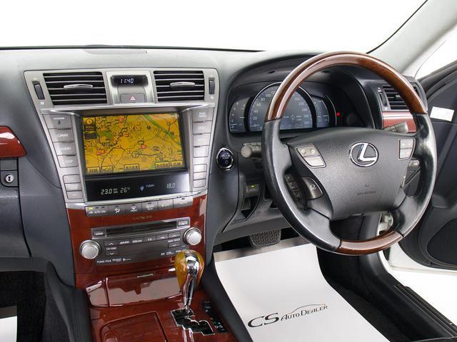 ★使いやすさや安全性を追求したステアリング周り！高級車ゆえにスイッチ類が多いのも特徴ですね！考え尽くされた配置ですぐに使いこなす事が出来ますのでご安心下さい！是非、体感してみて下さい！！