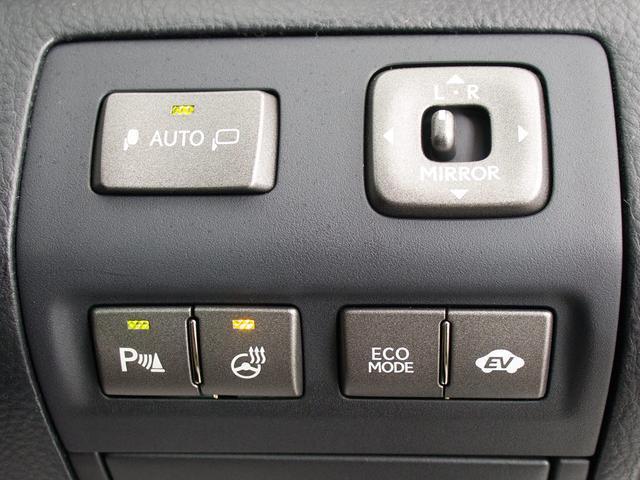 ★使いやすさや安全性を追求したステアリング周り！高級車ゆえにスイッチ類が多いのも特徴ですね！考え尽くされた配置ですぐに使いこなす事が出来ますのでご安心下さい！是非、体感してみて下さい！！