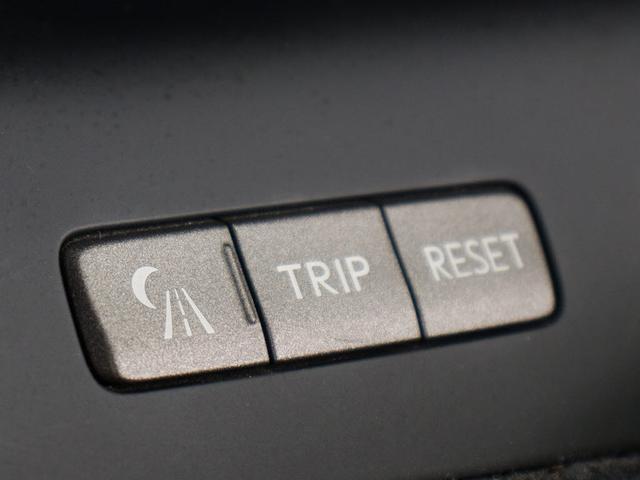 稀少オプション！ナイトビュー！近赤外線を照射して歩行者などの姿をディスプレイに投影することで、視認が難しい対象を確認しやすくし、夜間走行時の安全性を高めます！