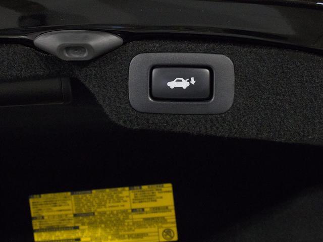 トランクが狭いと思っておりませんか？実際は大容量トランクです！旅行等の長距離ドライブも快適です！また、屋根付きスペースを完備しておりますので、夜間でも、雨でも雪の日だってゆっくりご覧頂けます。