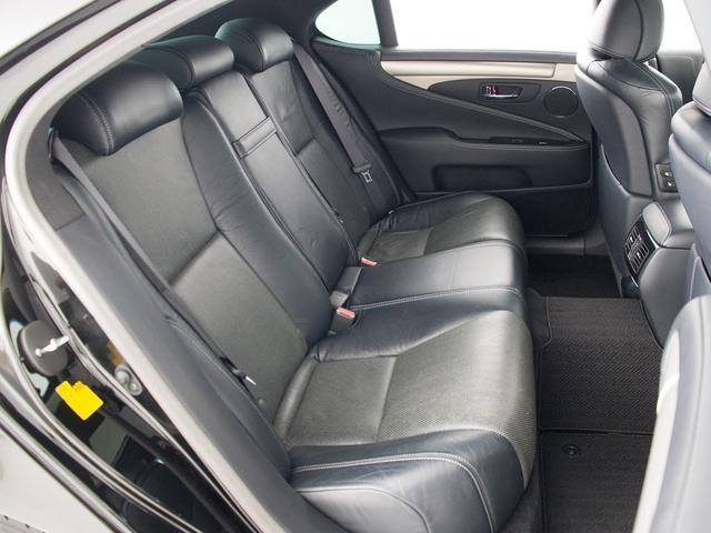 高級感をさらに高めるレザーシート搭載！！エアシート＆シートヒーターも完備しておりますのでオールシーズン快適にご乗車頂けます。