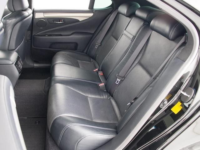 赤革、茶革、黒革、白革、黒×赤コンビ革・・・お好みの色で新品本革シートを作成できます！オリジナル本革でカーライフを満喫はいかがでしょうか？ご興味ある方は、デザイン等含め当社までお問い合わせください！