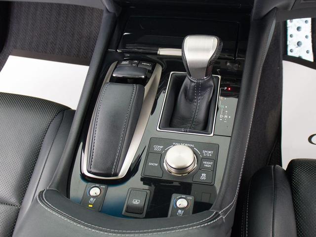 シフト周りです。スッキリとしつつも高級感や操作性を損なわない作りとなって参ります。