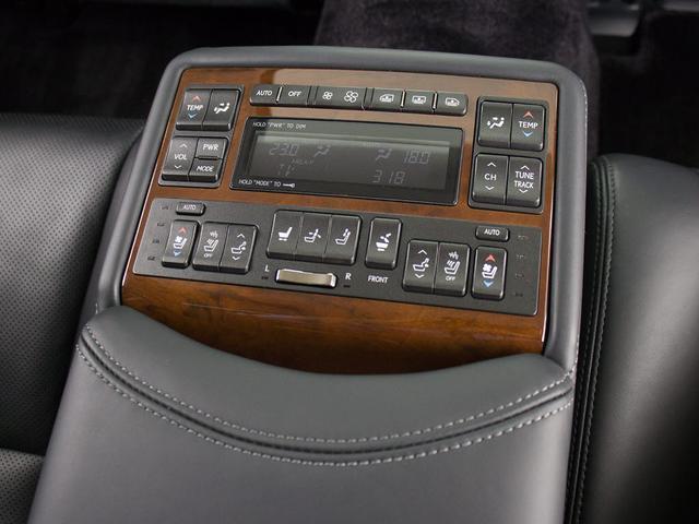 ★後席もＶＩＰ装備！後席センターコンソールの画像です！こちらのお車には、後席にもパワーシートが装備されています！更にオーディオなども後席から操作出来るなど豪華！ゲストに喜んで頂ける装備ですね！