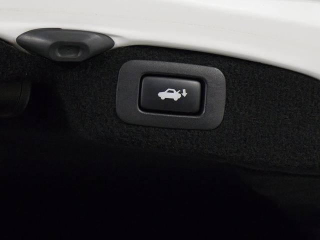 スイッチ操作でトランクリッドの自動開閉が行えます。電子キー本体のワイヤレス機能や運転席のスイッチからでもオープン操作が可能です！高級車ならではの快適装備です！！