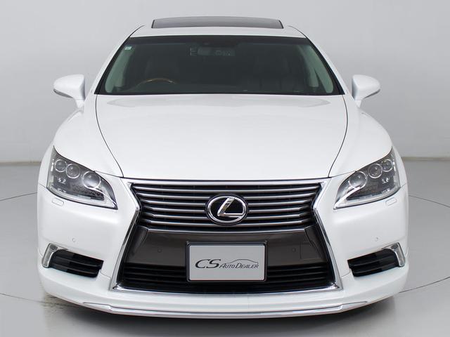 禁煙車です！室内は嫌なニオイも無く、すごく綺麗な状態です！禁煙車・・特にセダンタイプのお車では少ないですよね！！タバコのニオイが苦手なお客様必見です！快適にご乗車頂けます！！